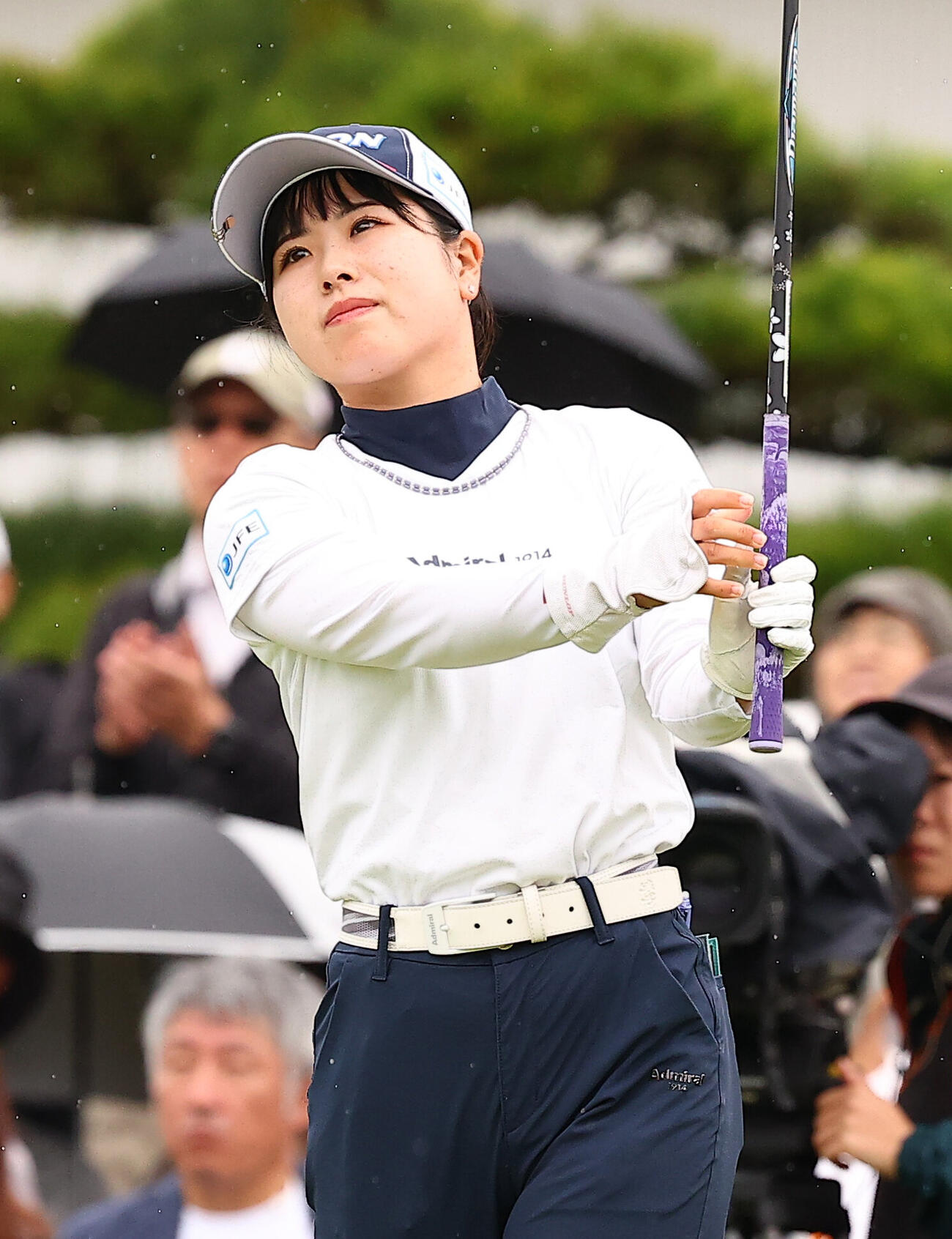 1番、第1打を放つ尾関彩美悠（撮影・野上伸悟）
