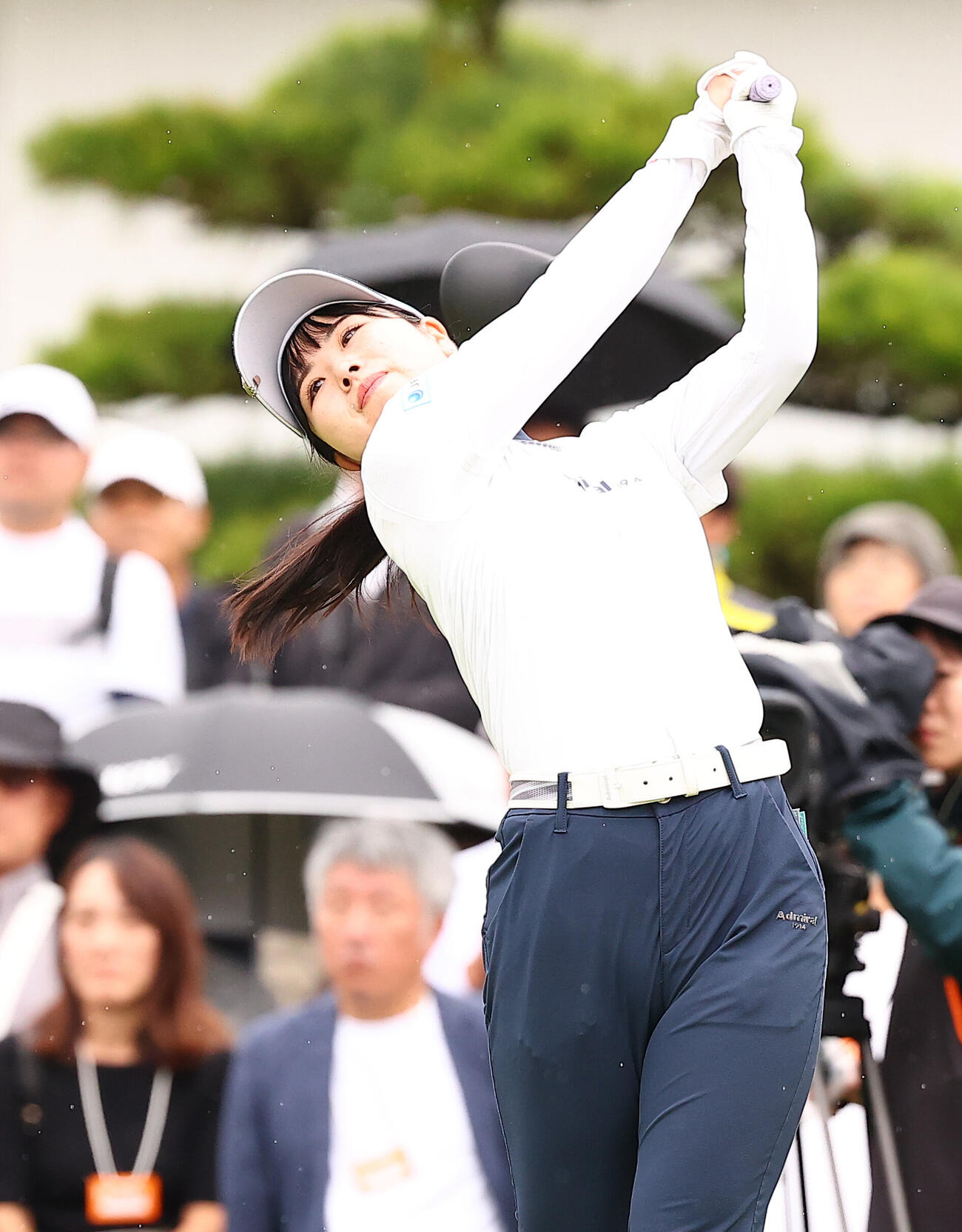 1番、第1打を放つ尾関彩美悠（撮影・野上伸悟）