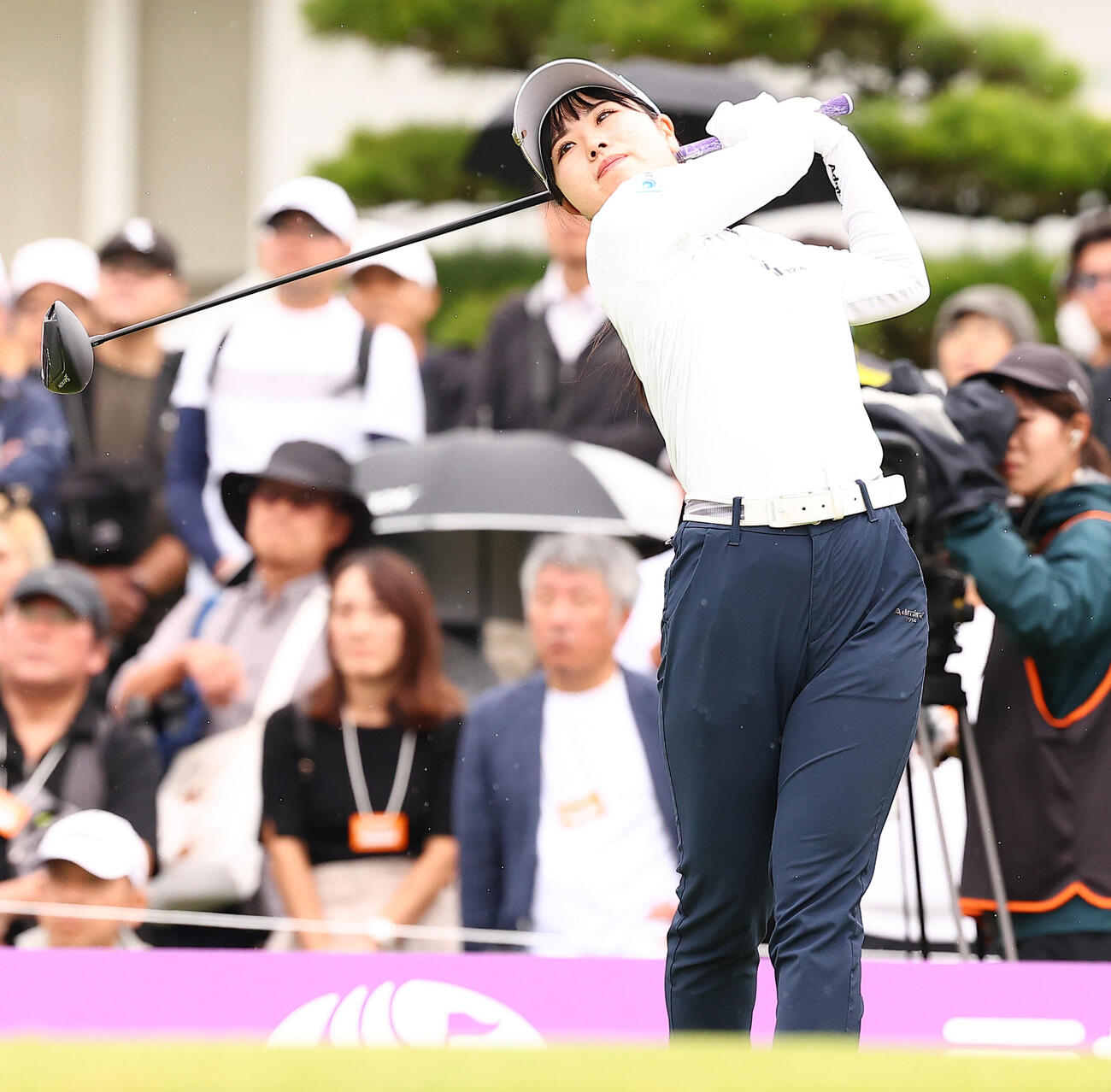 1番、第1打を放つ尾関彩美悠（撮影・野上伸悟）