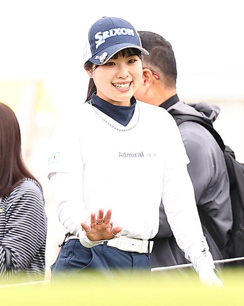 笑顔をみせる尾関彩美悠（撮影・野上伸悟）