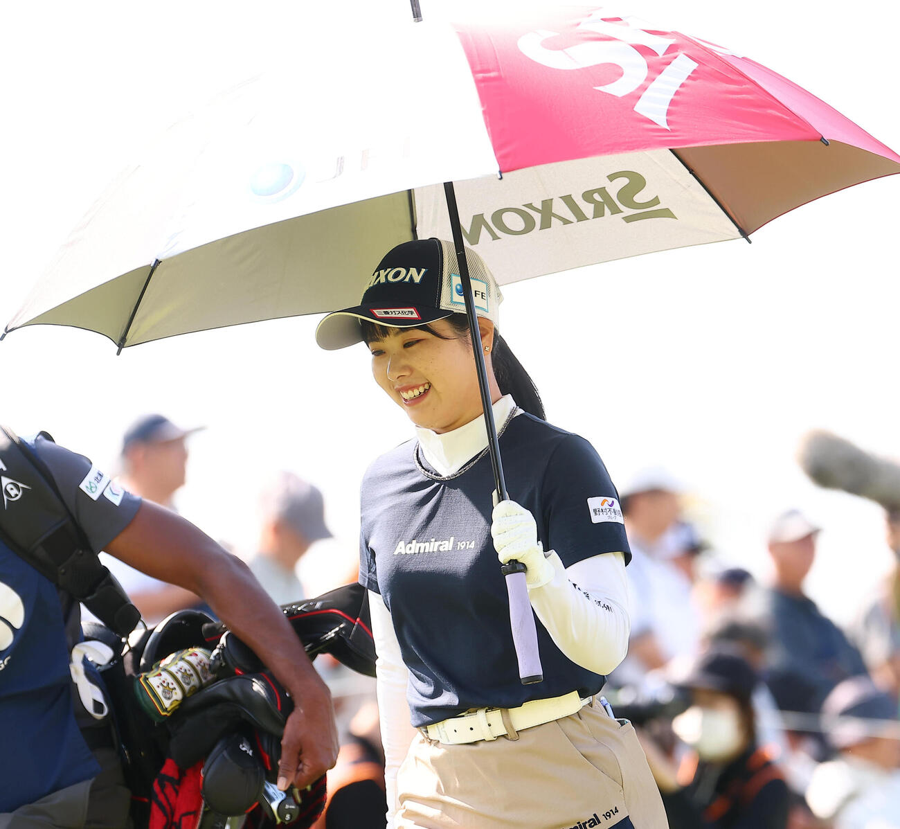1番、第1打を放ち笑顔で歩き出す尾関彩美悠（撮影・野上伸悟）