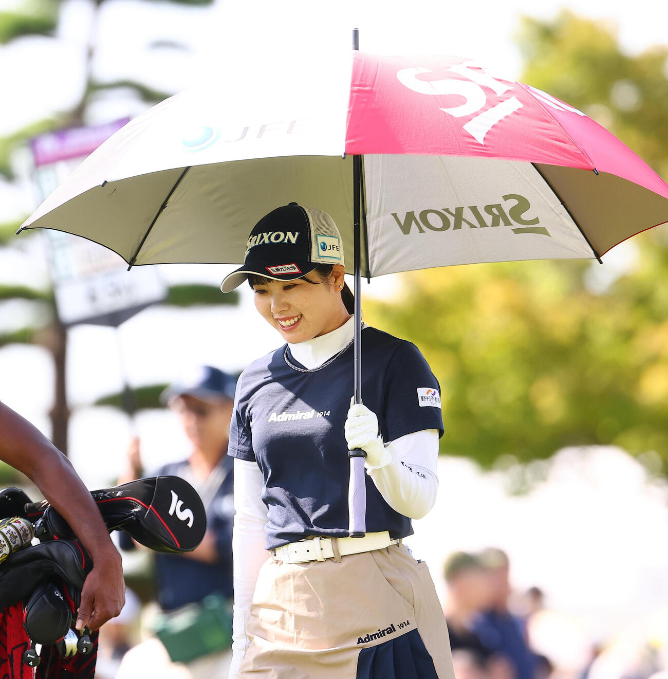 1番、第1打を放ち笑顔で歩き出す尾関彩美悠（撮影・野上伸悟）