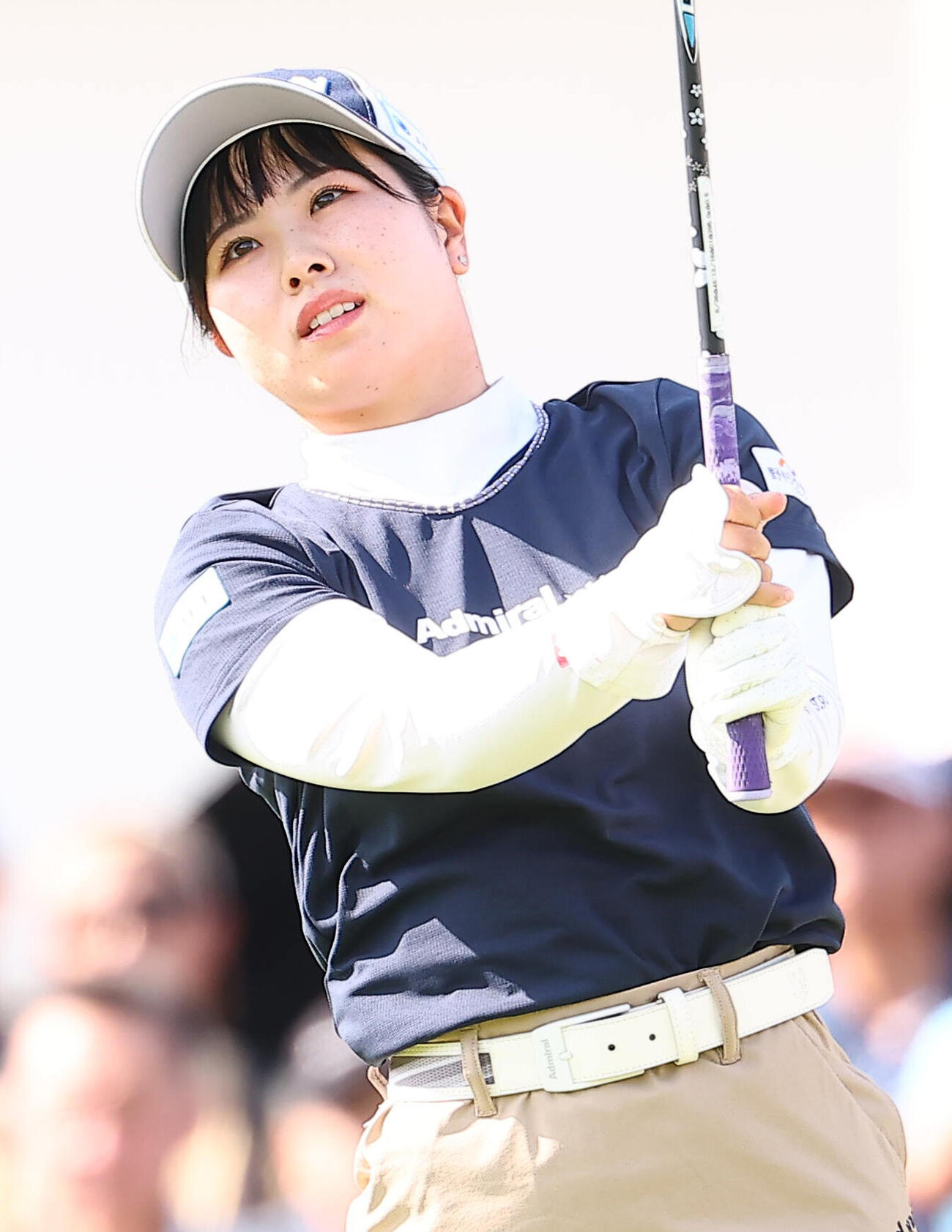 1番、第1打を放つ尾関彩美悠（撮影・野上伸悟）
