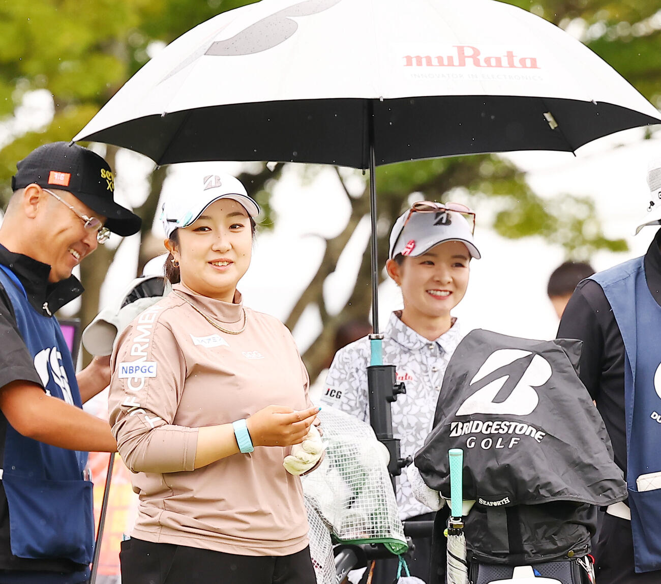 1番、ティーグラウンドで談笑する阿部未悠（左）と川崎春花（撮影・野上伸悟）