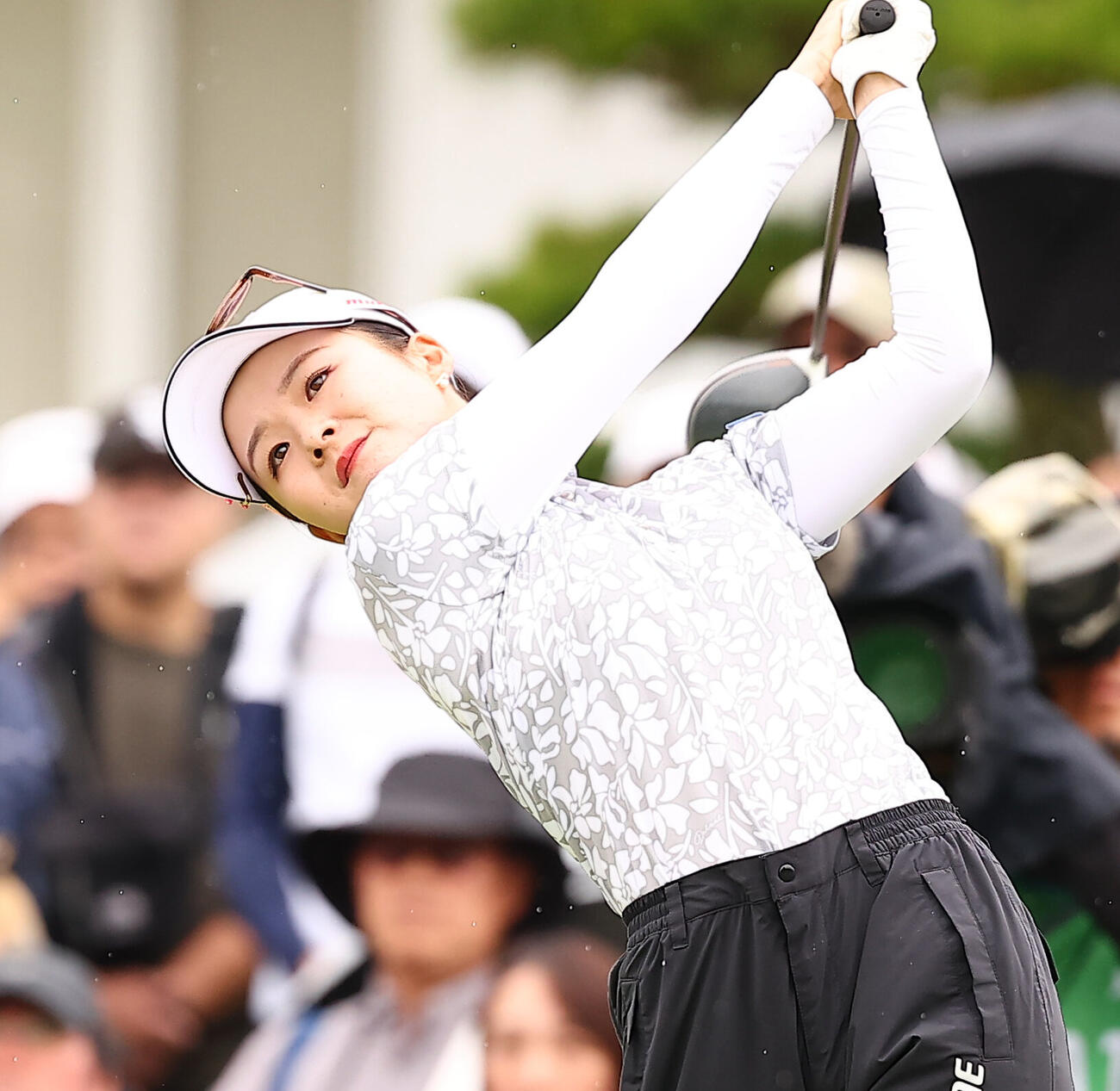 1番、第1打を放つ川崎春花（撮影・野上伸悟）