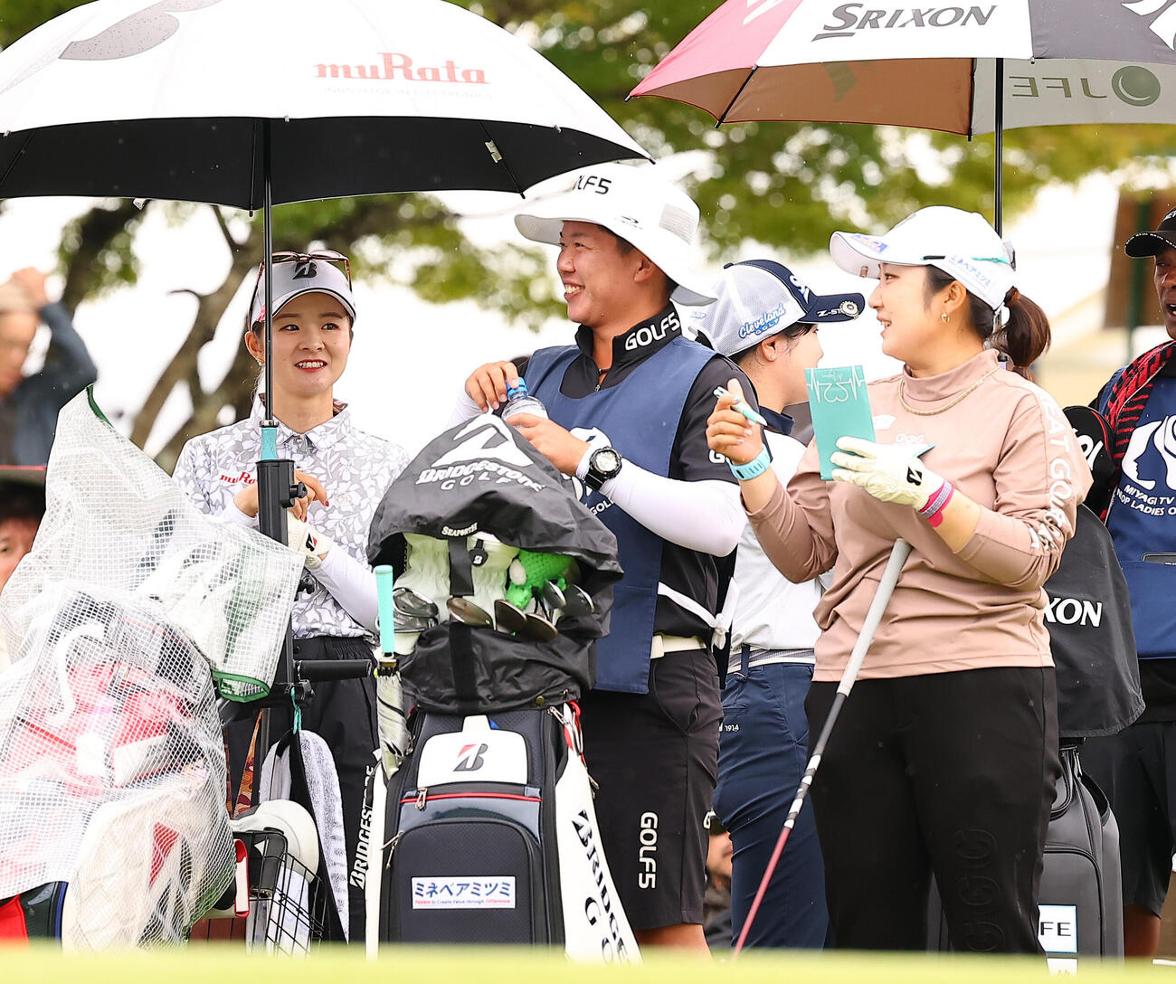 1番、ティーグラウンドで談笑する川崎春花（左）と阿部未悠（右）（撮影・野上伸悟）