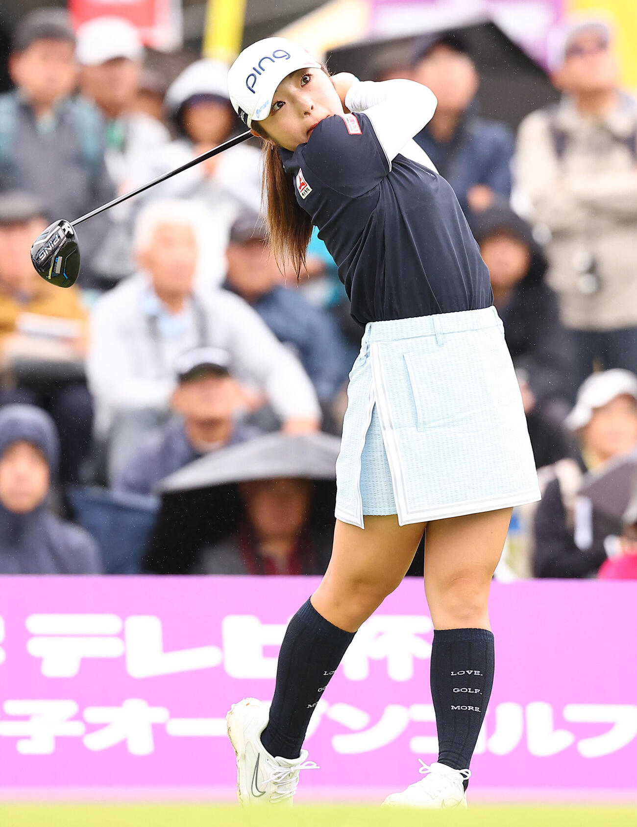 1番、第1打を放つ佐久間朱莉（撮影・野上伸悟）