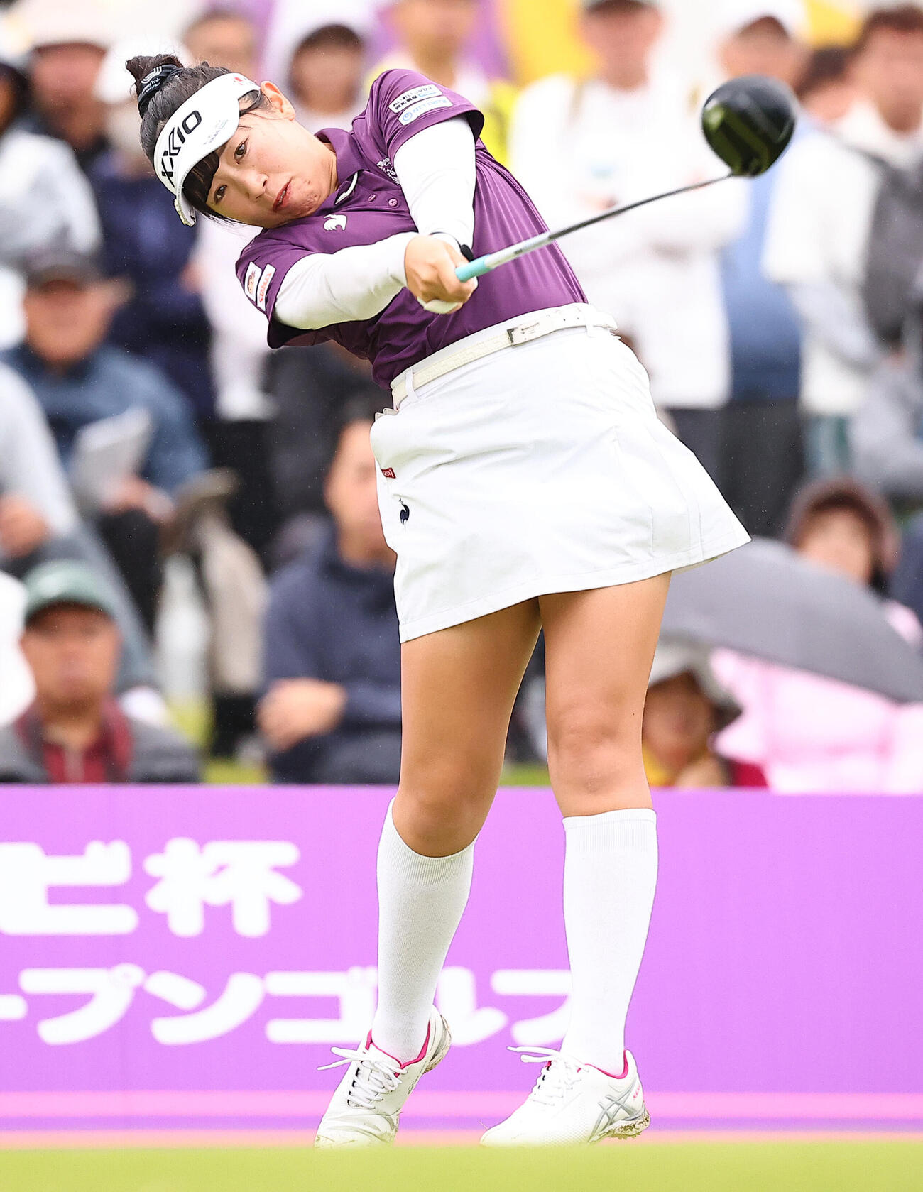 1番、第1打を放つ菅沼菜々（撮影・野上伸悟）