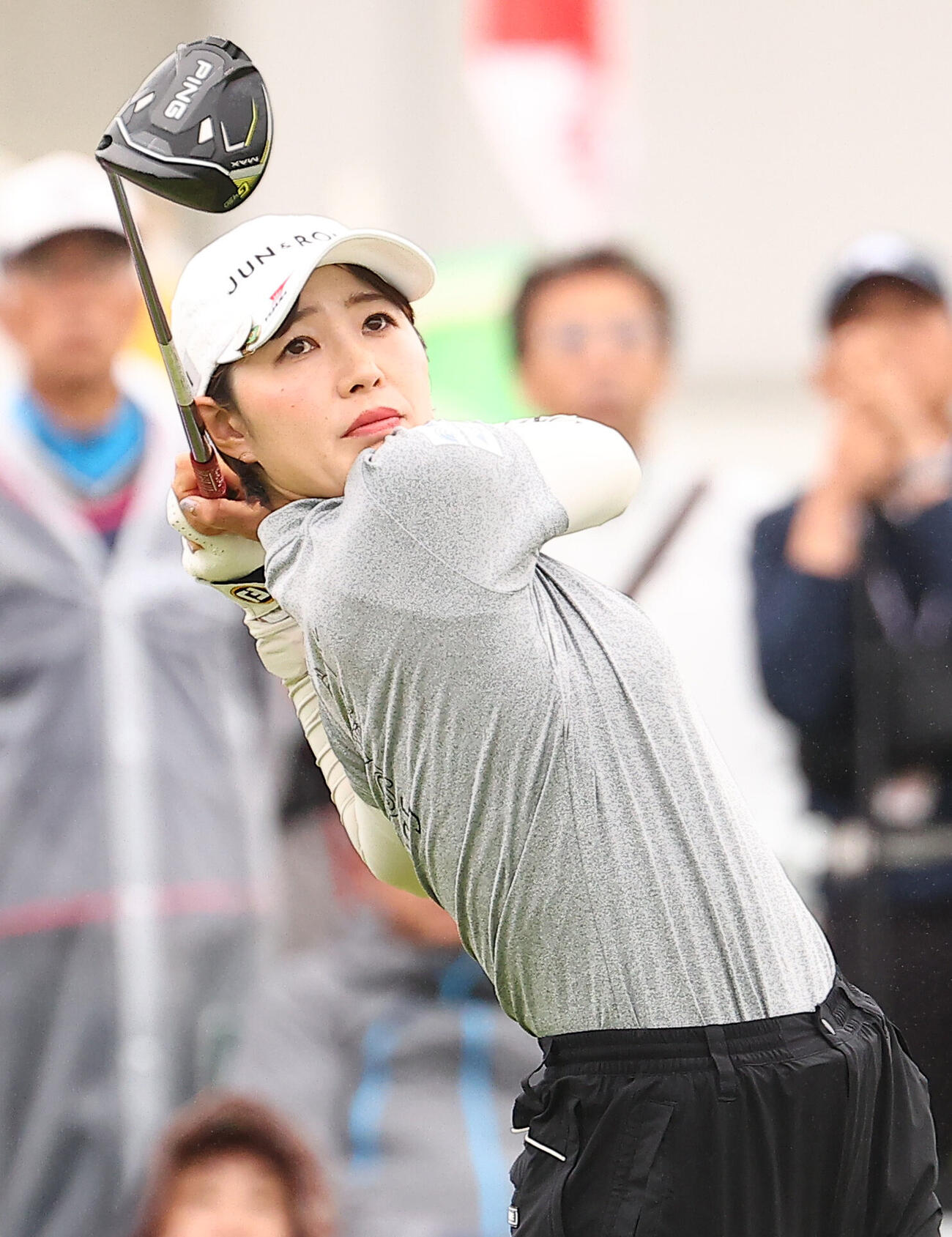 1番、第1打を放つ蛭田みな美（撮影・野上伸悟）