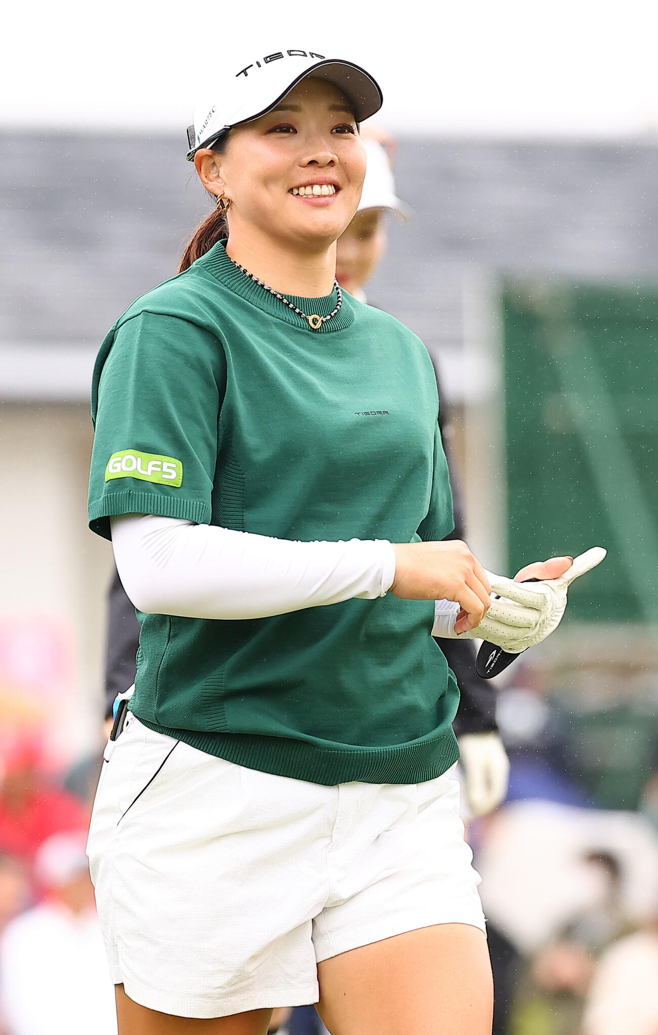 1番、第1打を放ち笑顔の山本景子（撮影・野上伸悟）