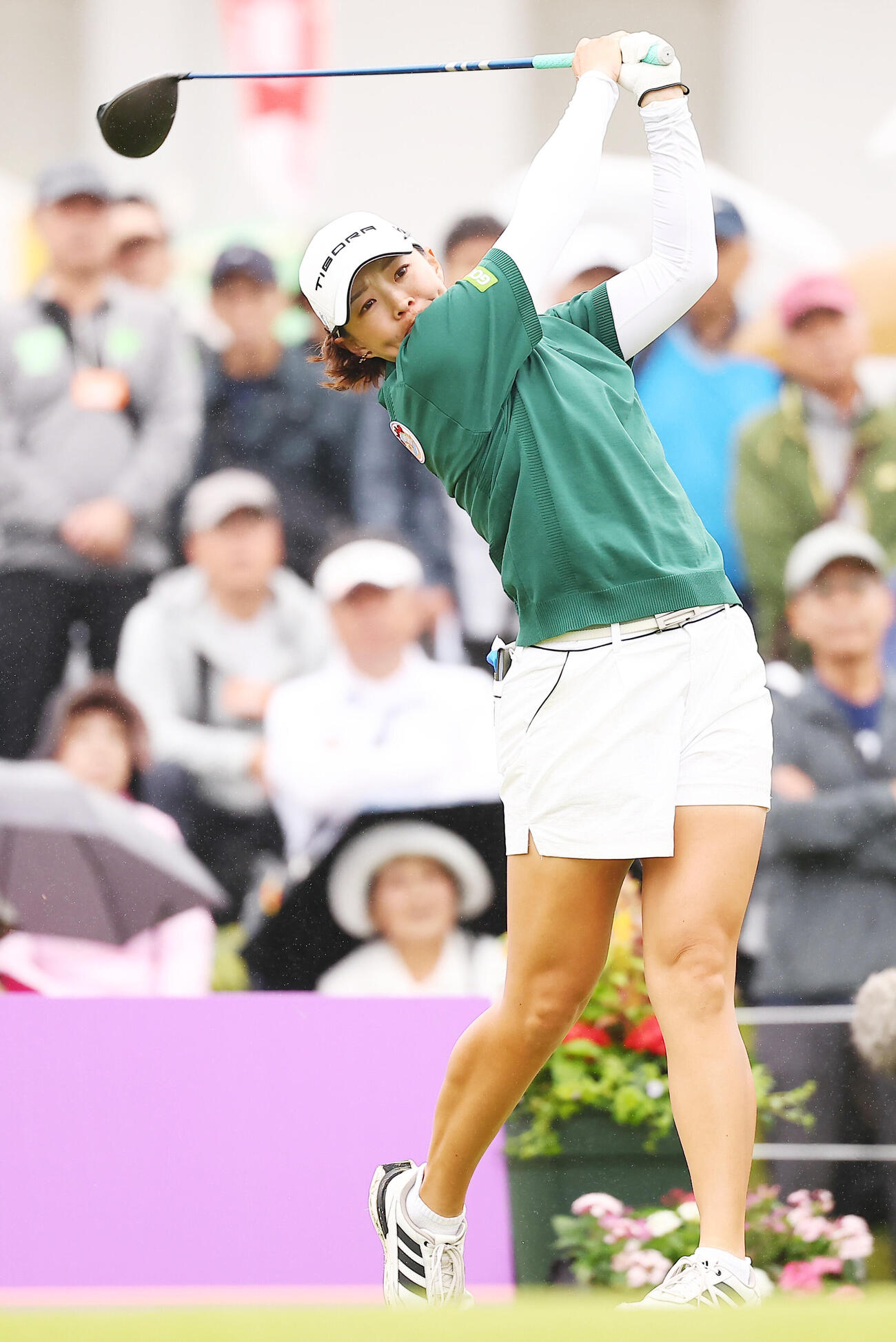 1番、第1打を放つ山本景子（撮影・野上伸悟）