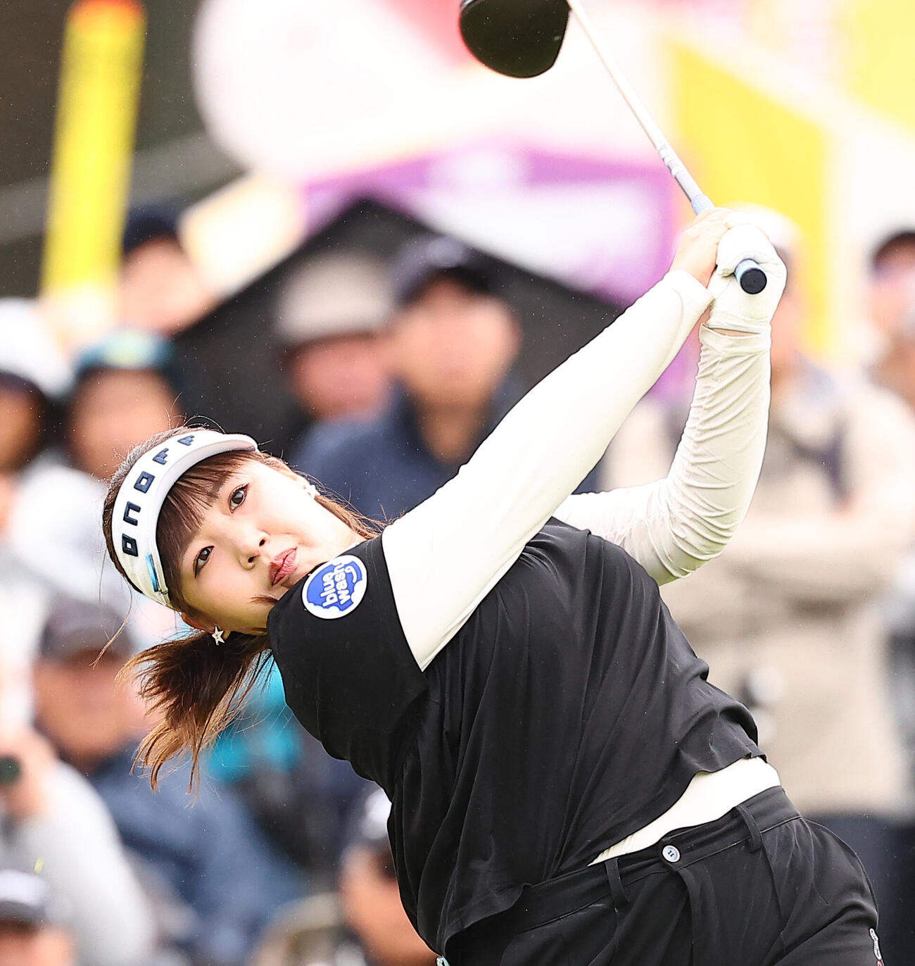 1番、第1打を放つ小林光希（撮影・野上伸悟）