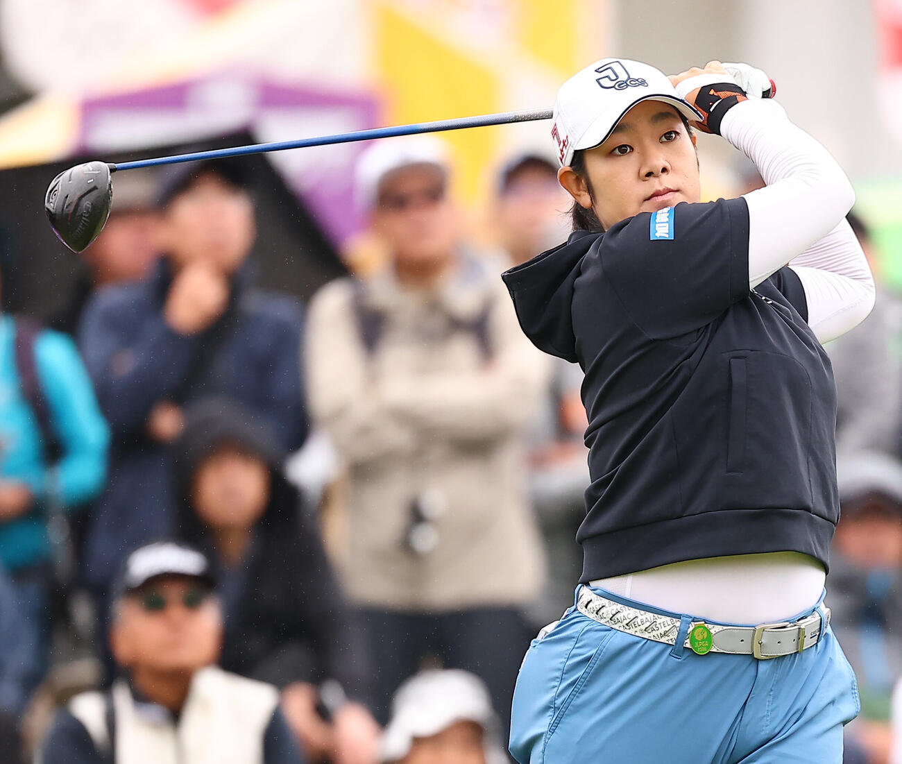 1番、第1打を放つ川岸史果（撮影・野上伸悟）