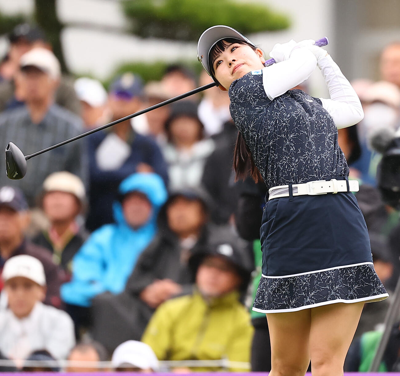 1番、第1打を放つ尾関彩美悠（撮影・野上伸悟）