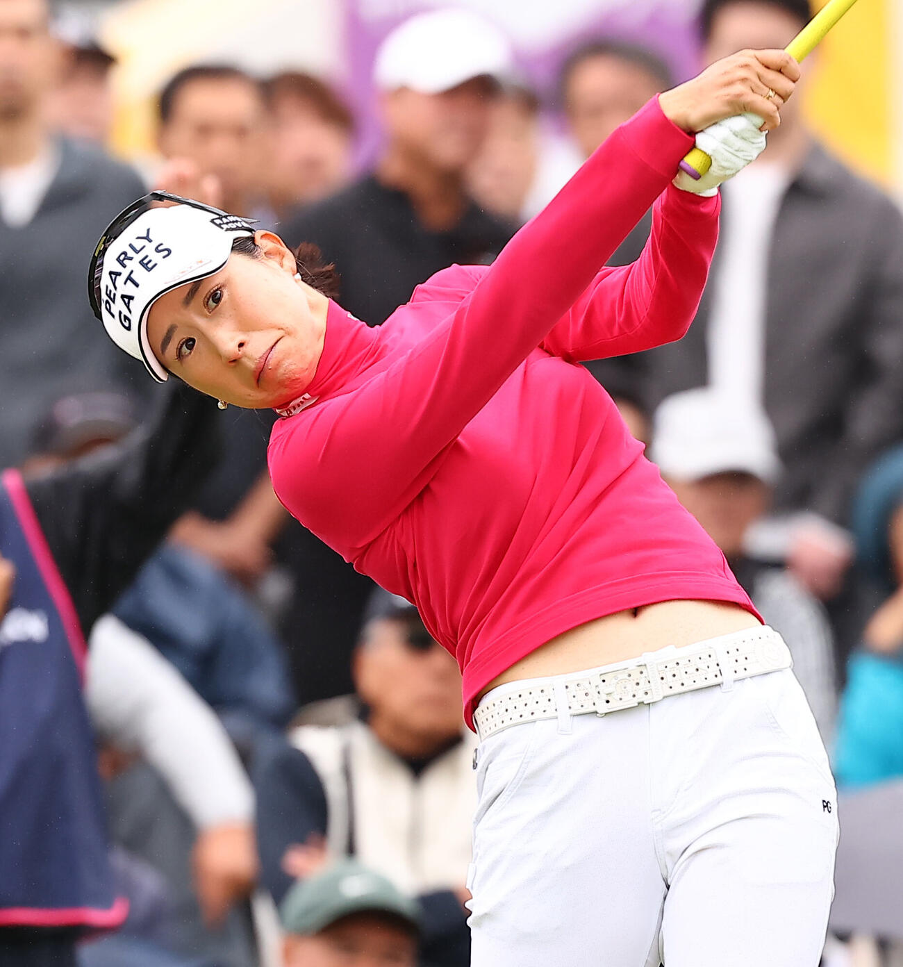 1番、第1打を放つ木戸愛（撮影・野上伸悟）
