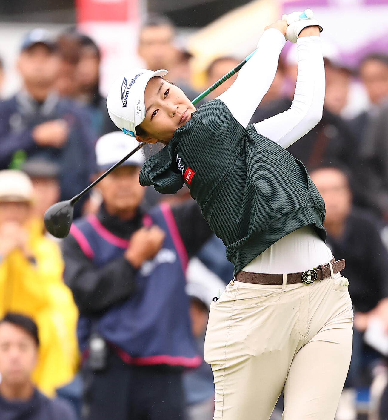 1番、第1打を放つ神谷そら（撮影・野上伸悟）
