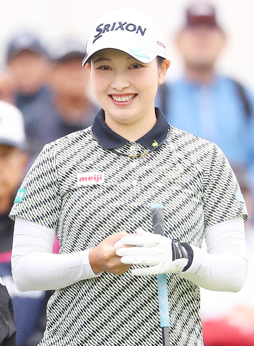 1番、笑顔をみせる小祝さくら（撮影・野上伸悟）