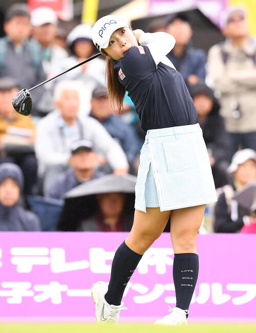 1番、第1打を放つ佐久間朱莉（撮影・野上伸悟）