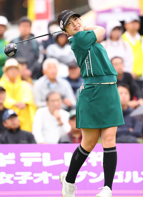 1番、第1打を放つ三ヶ島かな（撮影・野上伸悟）