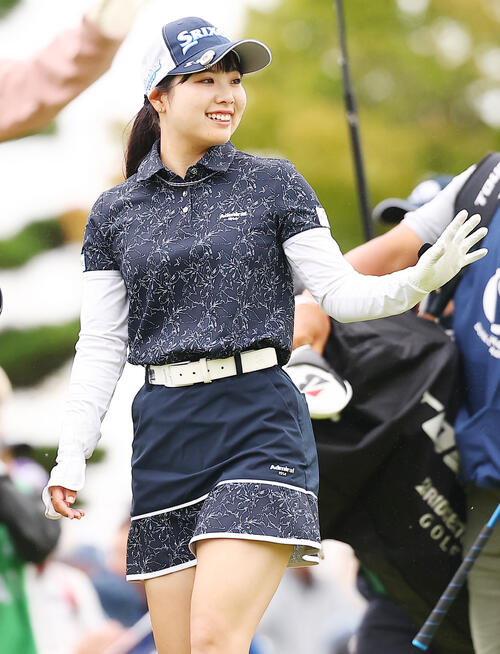 1番、第1打を放ち、エスコートキッズに手を振り歩き出す尾関彩美悠（撮影・野上伸悟）