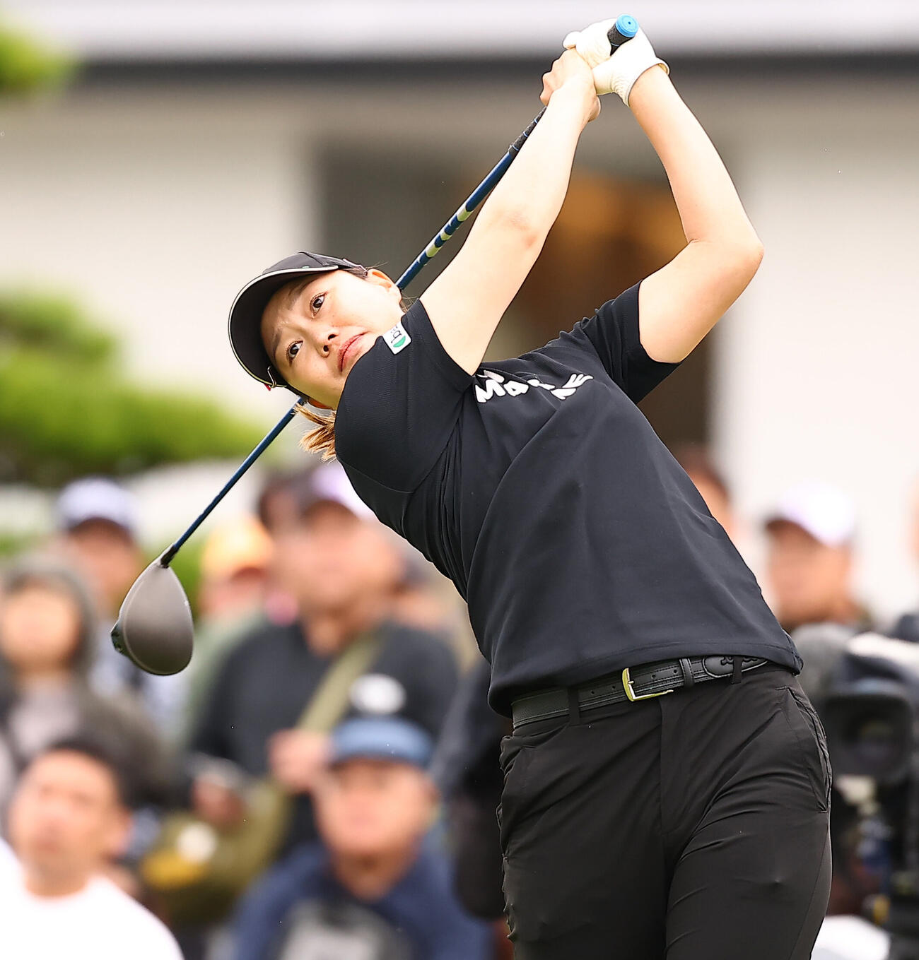 1番、第1打を放つ福山恵梨（撮影・野上伸悟）