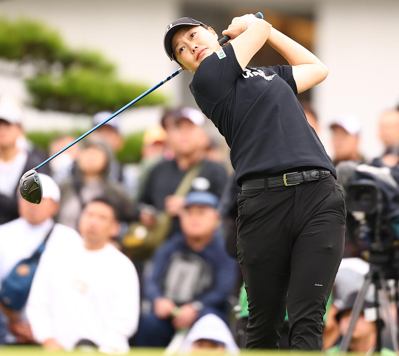 1番、第1打を放つ福山恵梨（撮影・野上伸悟）