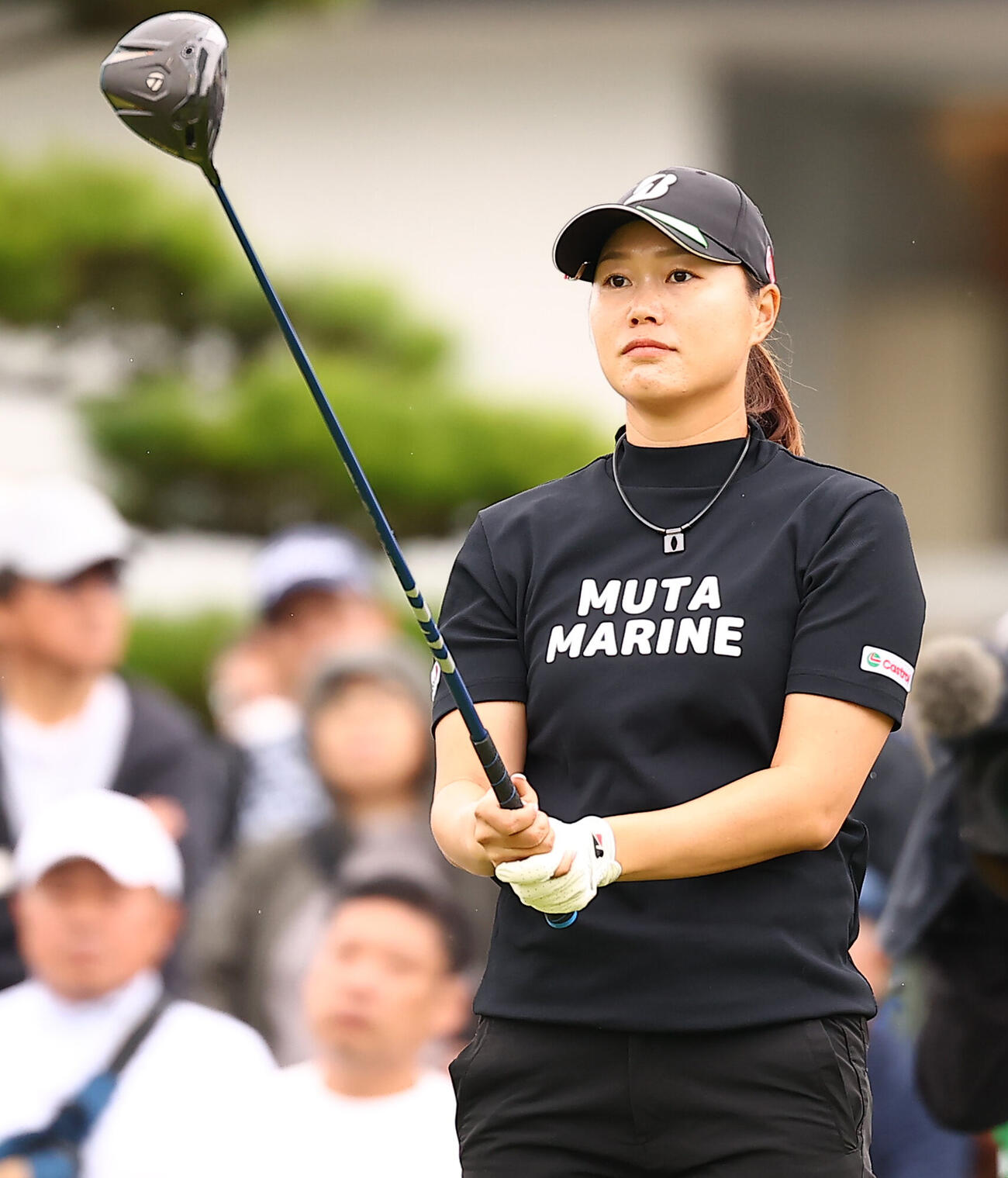 1番、第1打を放つ福山恵梨（撮影・野上伸悟）