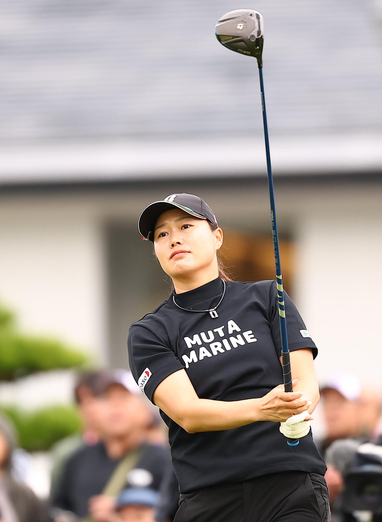 1番、第1打を放つ福山恵梨（撮影・野上伸悟）