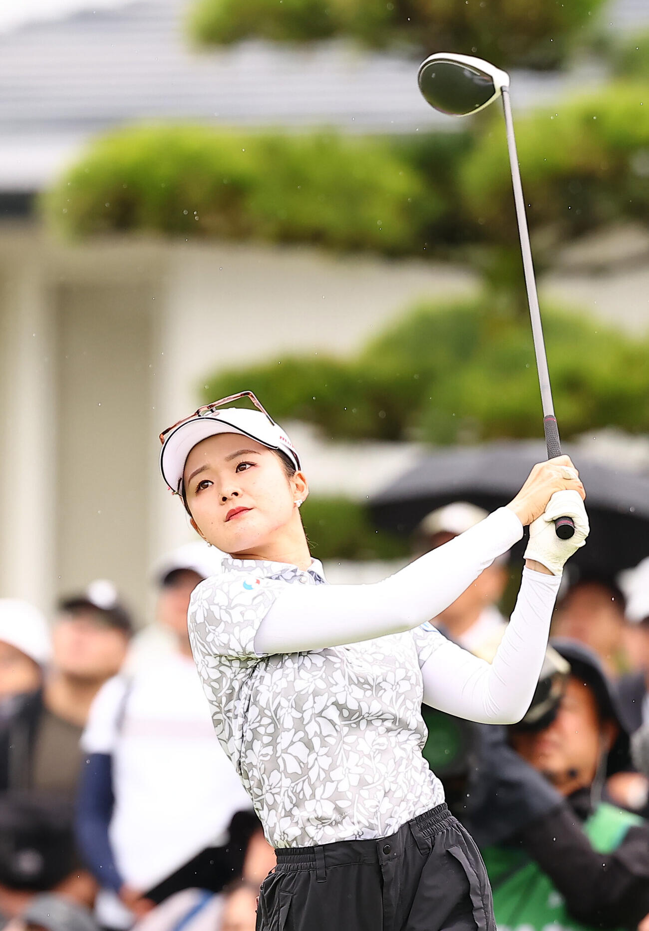 1番、第1打を放つ川崎春花（撮影・野上伸悟）