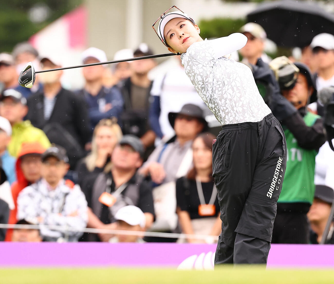 1番、第1打を放つ川崎春花（撮影・野上伸悟）