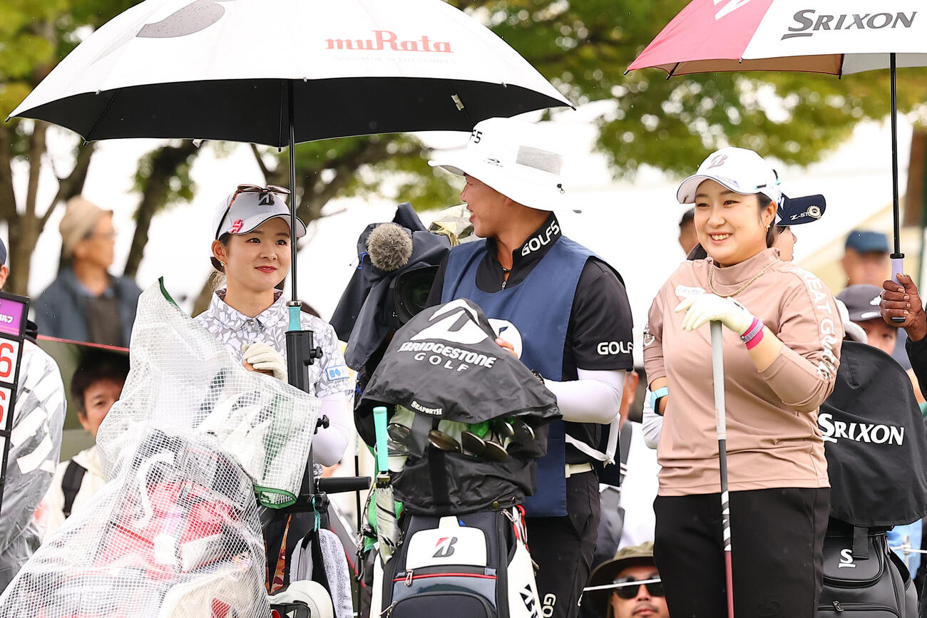1番、ティーグラウンドで談笑する川川崎春花（左）と阿部未悠（右）（撮影・野上伸悟）