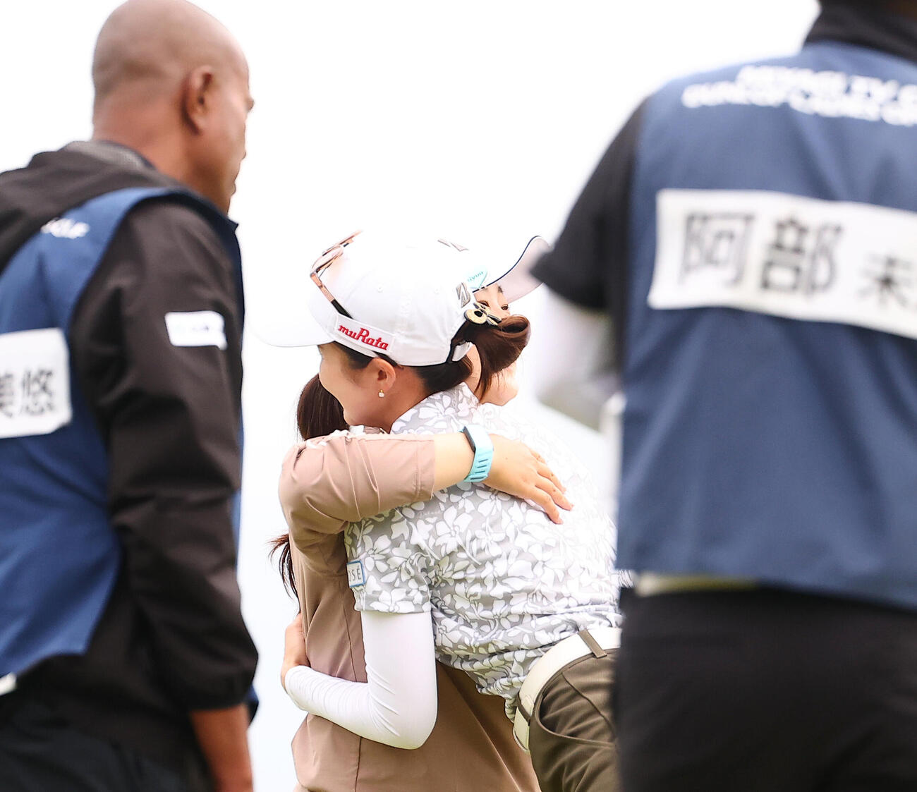ホールアウトしハグする阿部未悠（左）と川崎春花（撮影・野上伸悟）