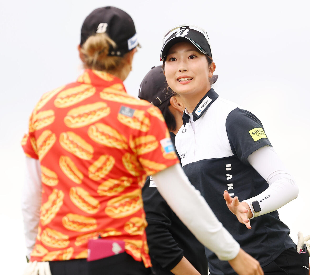 ホールアウトし、桑木志帆（左）とハグする福田萌維（撮影・野上伸悟）