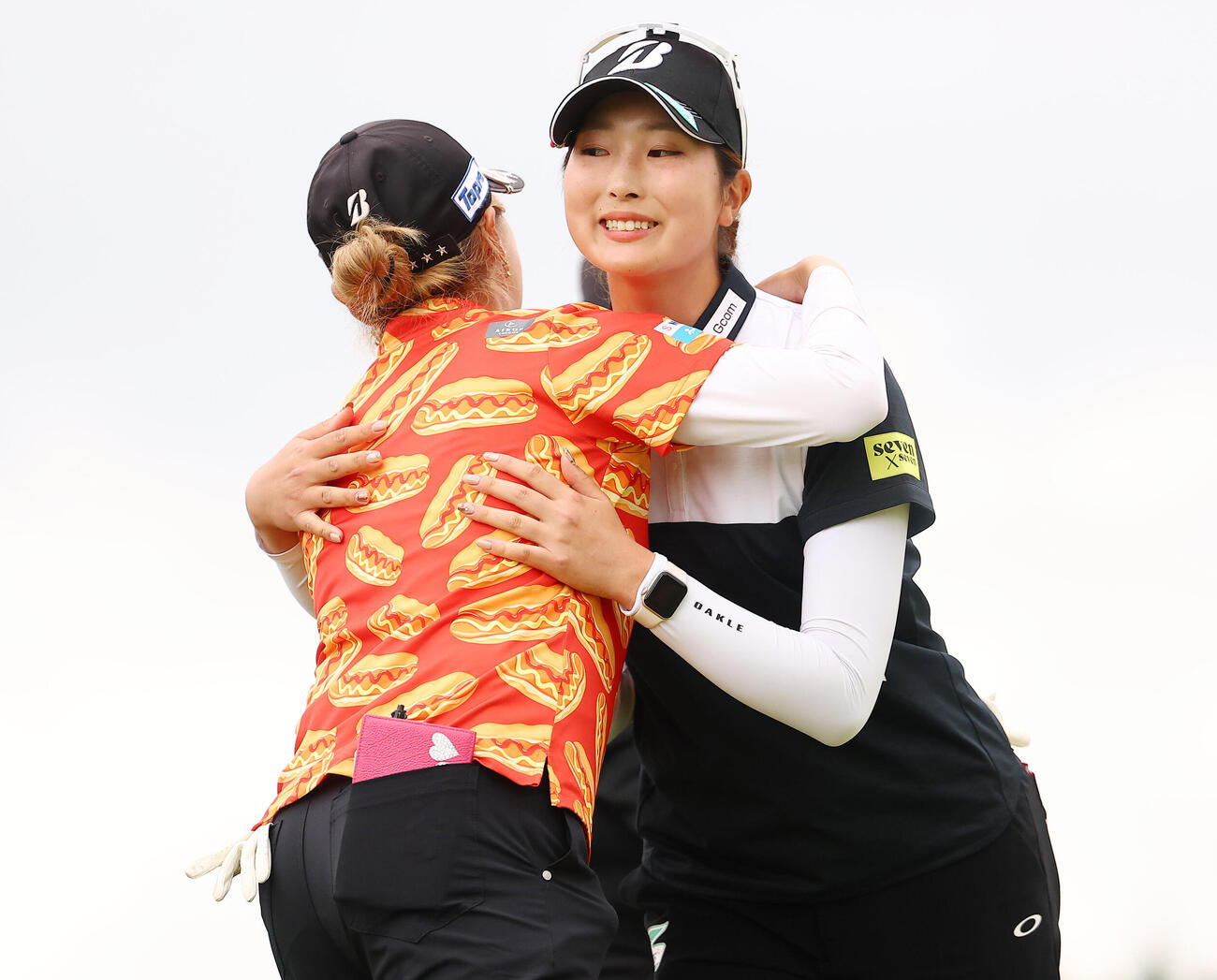 ホールアウトし、桑木志帆（左）とハグする福田萌維（撮影・野上伸悟）