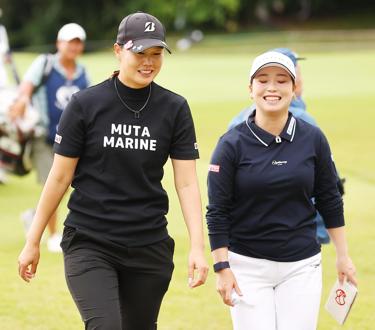 ホールアウトし後藤未有（右）と談笑する福山恵梨（撮影・野上伸悟）