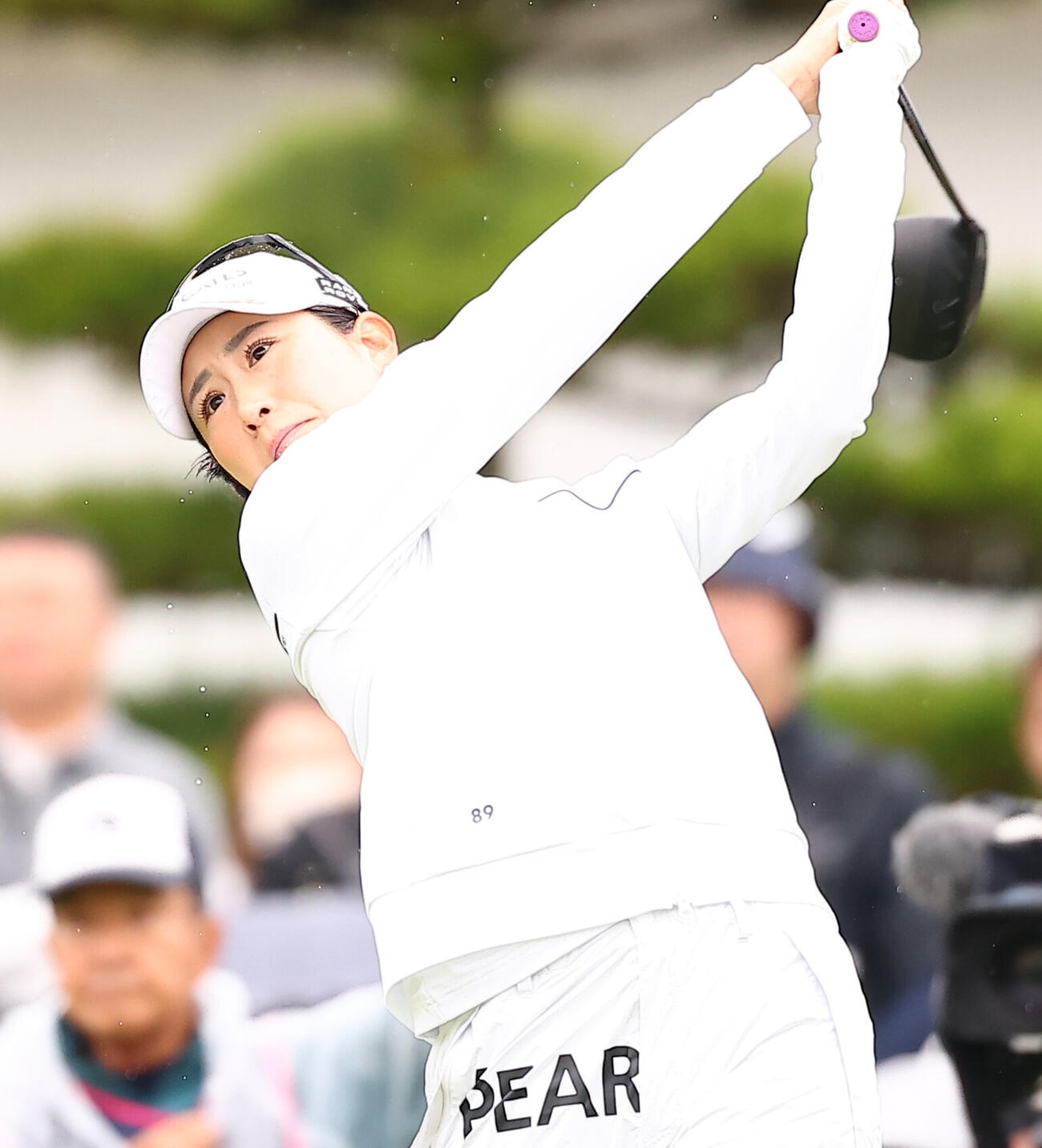 1番、第1打を放つ木戸愛（撮影・野上伸悟）