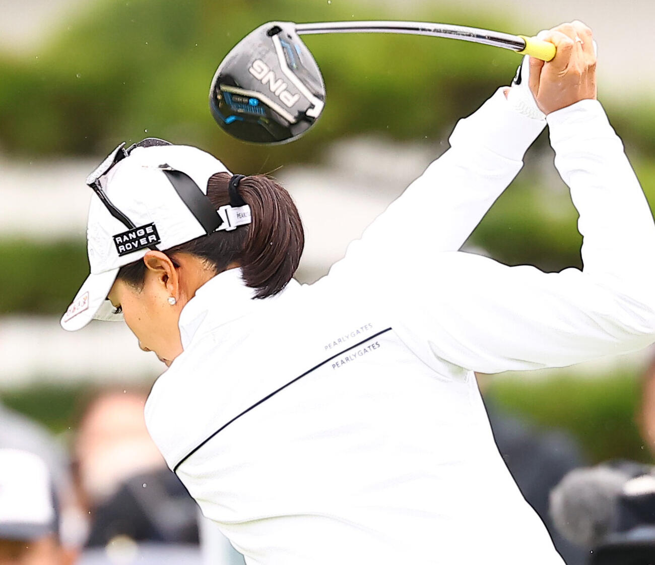 1番、帽子に喪章をつけ第1打を放つ木戸愛（撮影・野上伸悟）