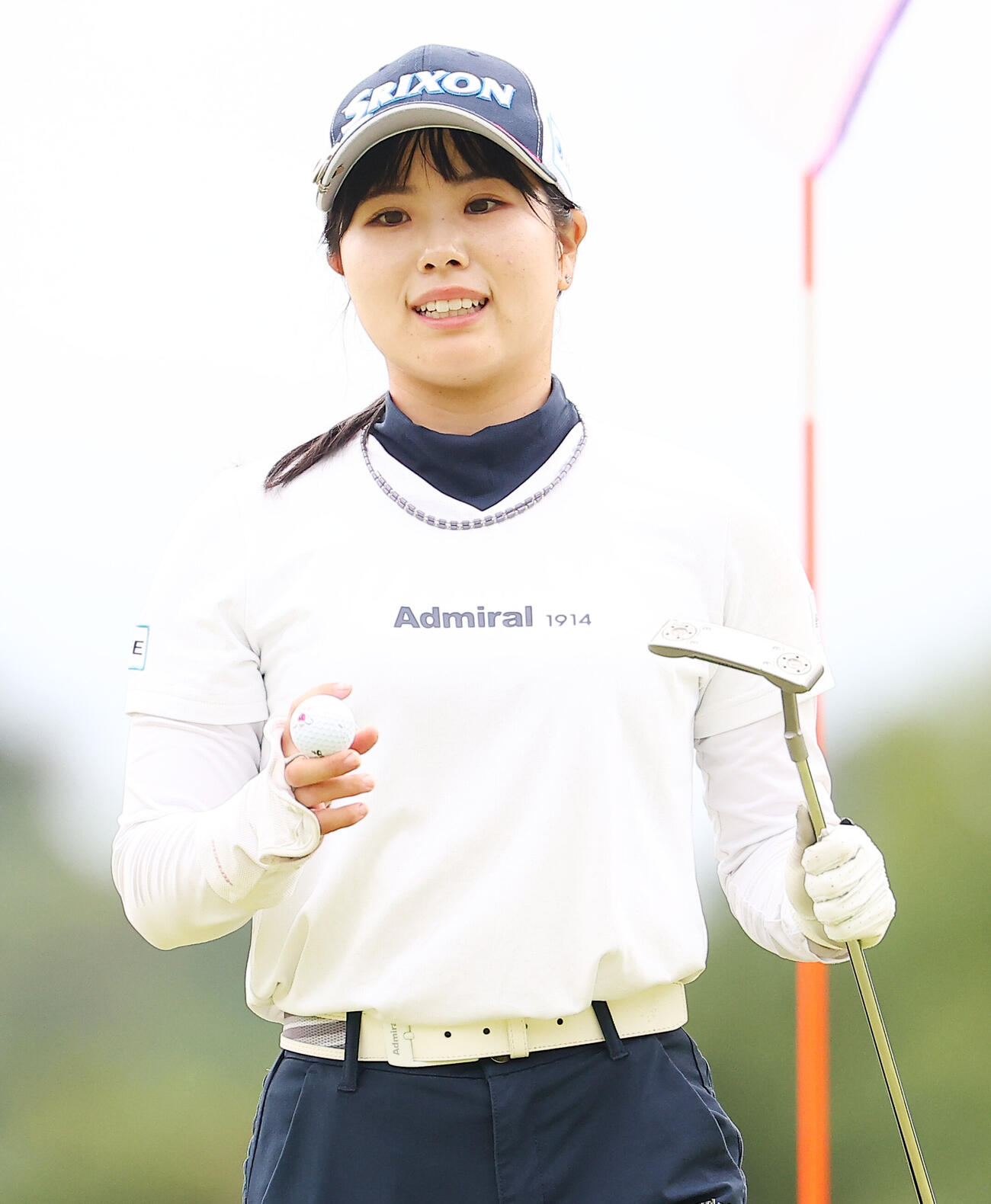 2位タイで2日目を終え笑顔をみせる尾関彩美悠（撮影・野上伸悟）