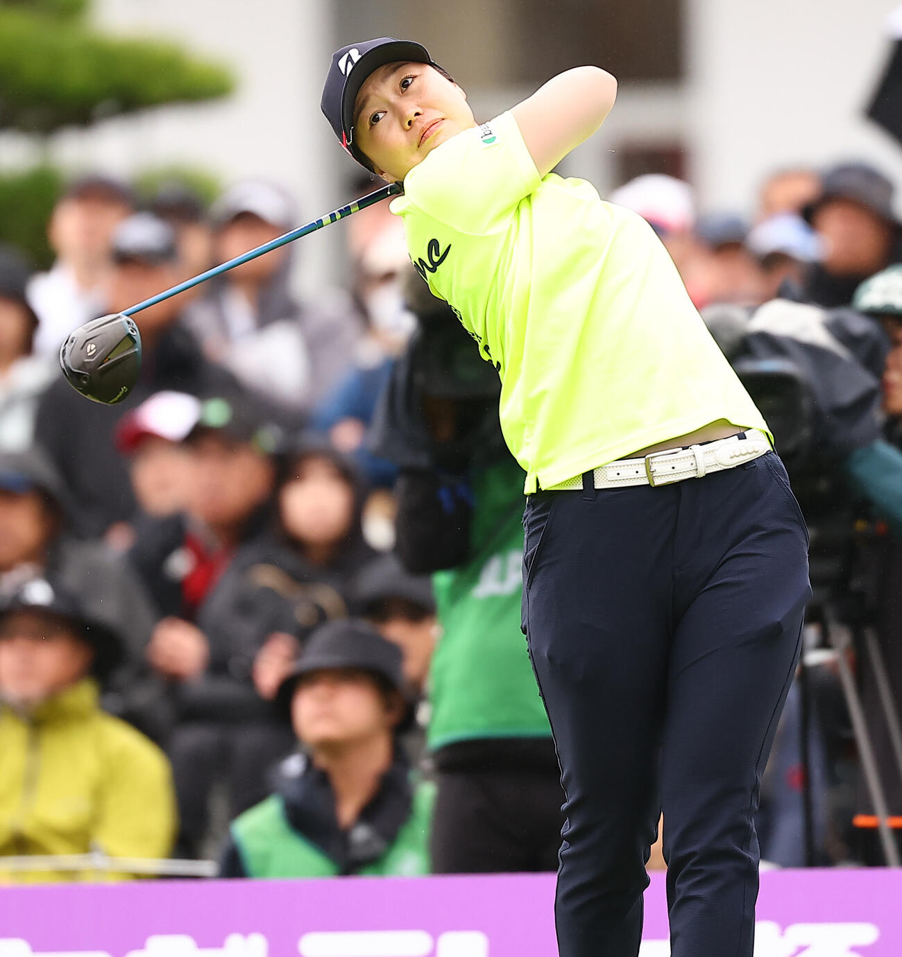 1番、第1打を放つ福山恵梨（撮影・野上伸悟）
