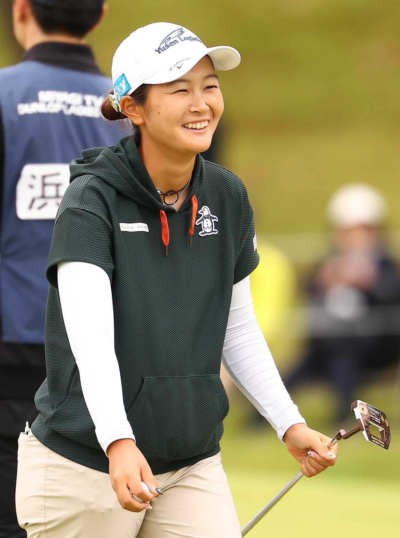 9番、バーディーを奪い笑顔の神谷そら（撮影・野上伸悟）