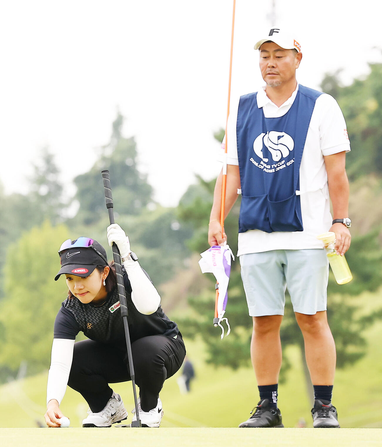18番、グリーンのラインを読む大江香織（左）とキャディーの谷原秀人（撮影・野上伸悟）