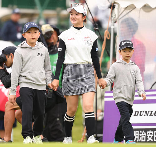1番、エスコートキッズと登場する川崎春花（撮影・野上伸悟）
