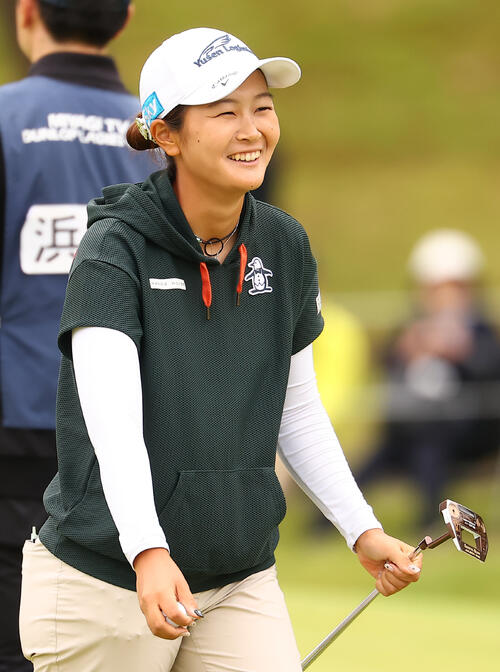 9番、バーディーを奪い笑顔の神谷そら（撮影・野上伸悟）