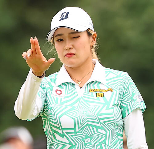9番、グリーンでラインを読む桑木志帆（撮影・野上伸悟）