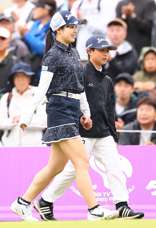 1番、エスコートキッズと登場する尾関彩美悠（撮影・野上伸悟）
