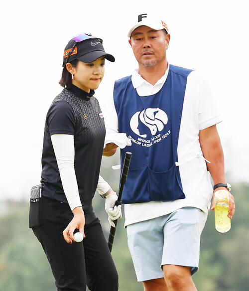 18番、グリーンのラインを読む大江香織（左）とキャディーの谷原秀人（撮影・野上伸悟）