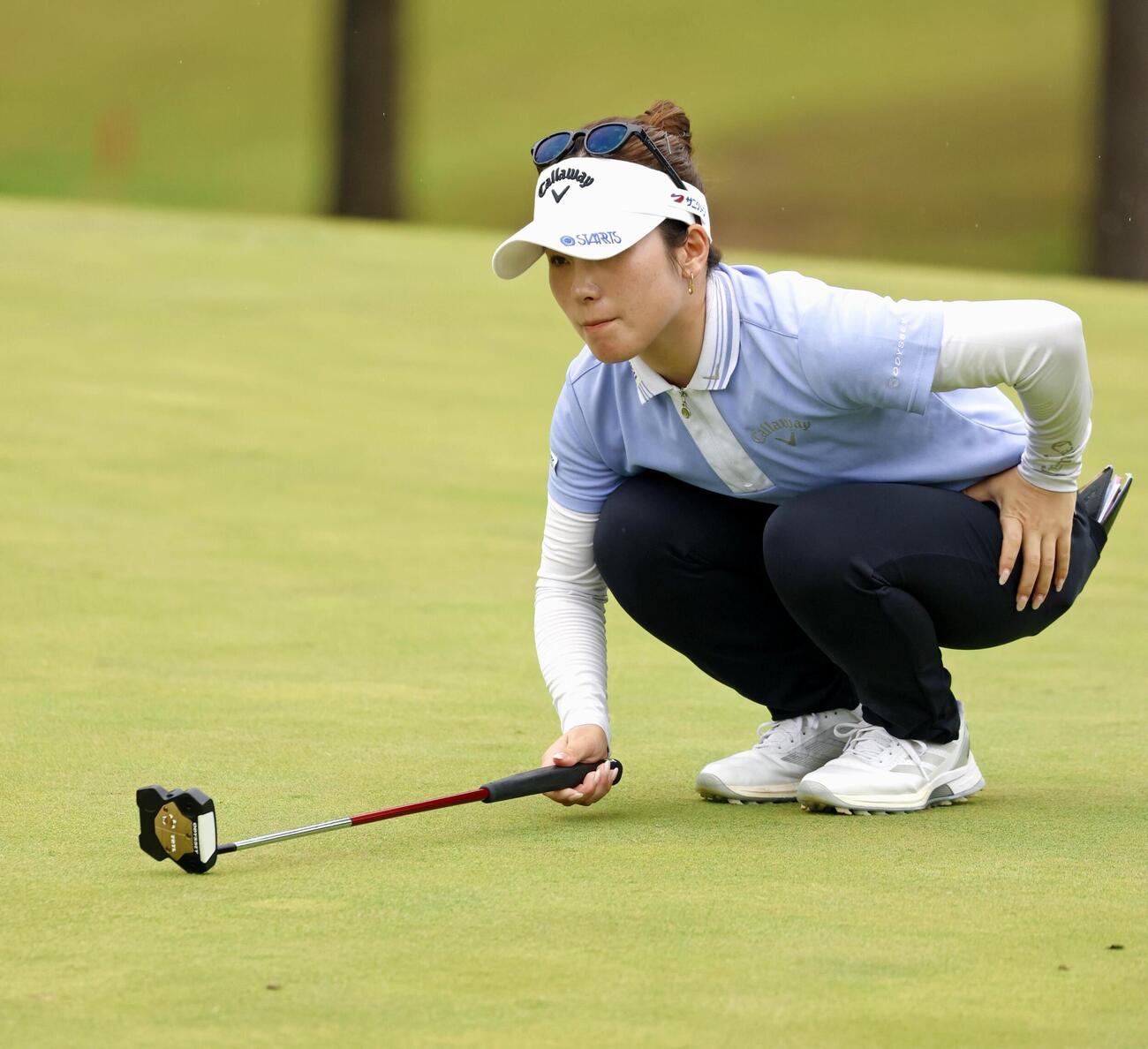 第2ラウンド、9番でラインを読む西村優菜。通算16アンダーで首位＝ピナクルCC（共同）