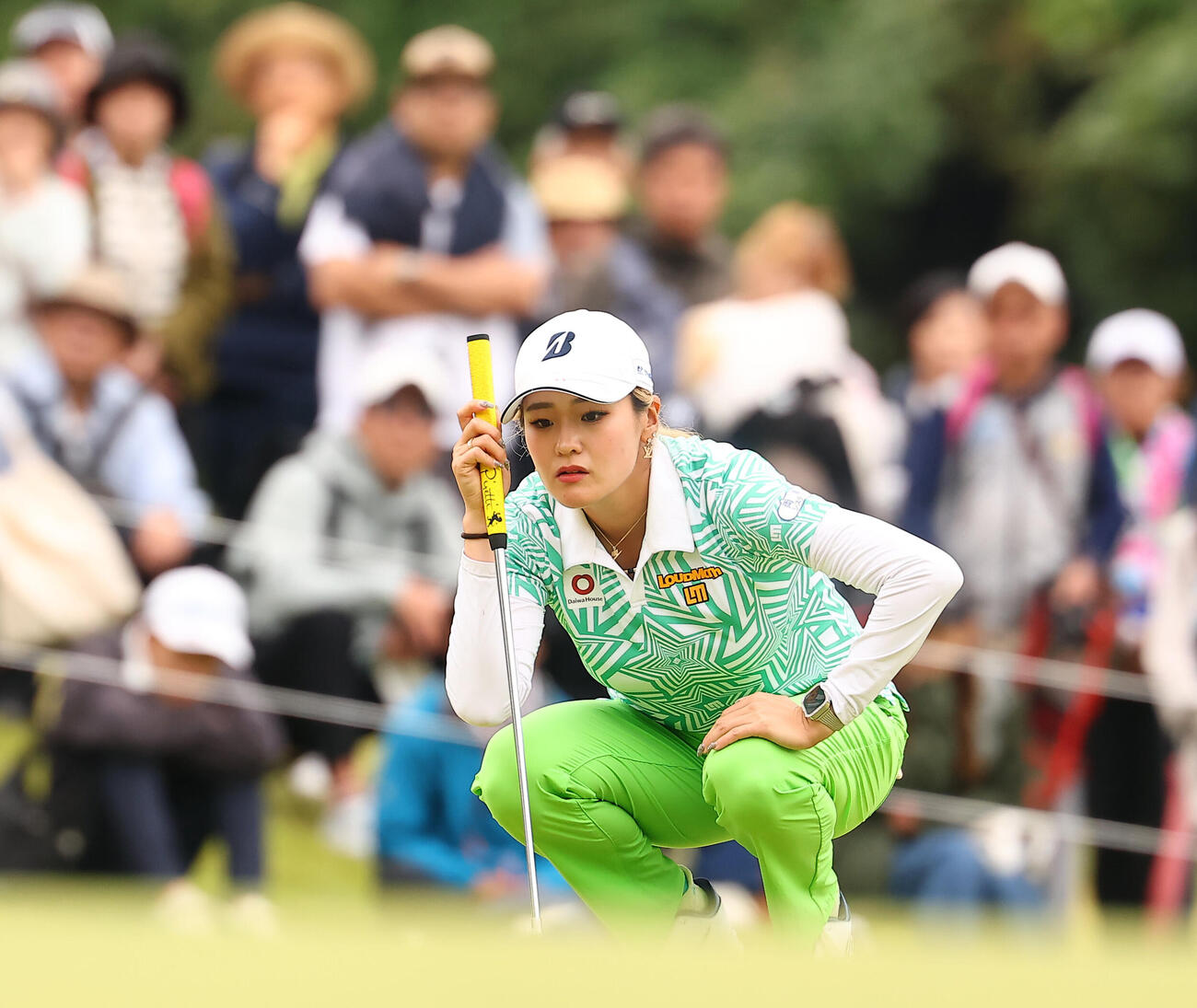9番、グリーンでラインを読む桑木志帆（撮影・野上伸悟）