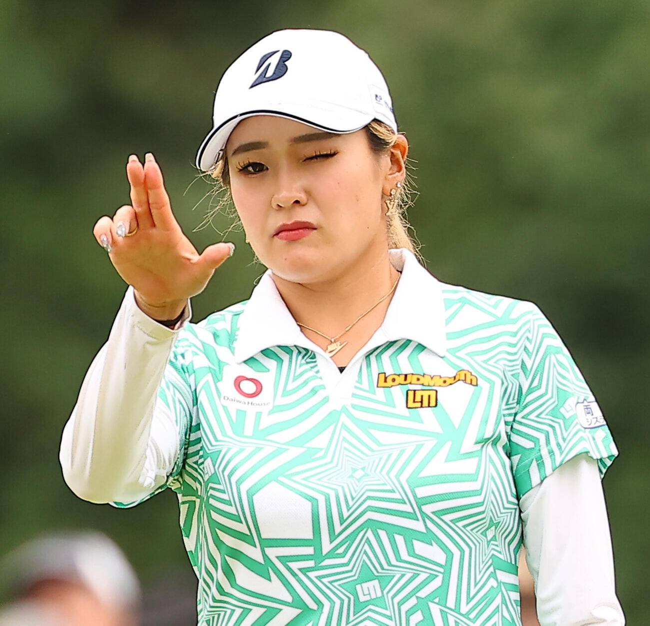 9番、グリーンでラインを読む桑木志帆（撮影・野上伸悟）