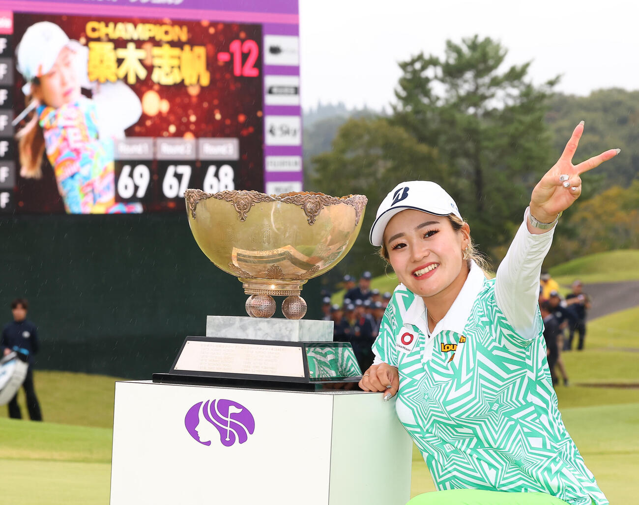 優勝し喜ぶ桑木志帆（撮影・野上伸悟）